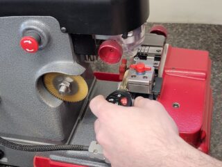 Car key cutting and programming.jpg